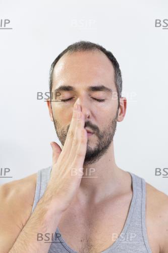 Homme faisant des exercices de respiration